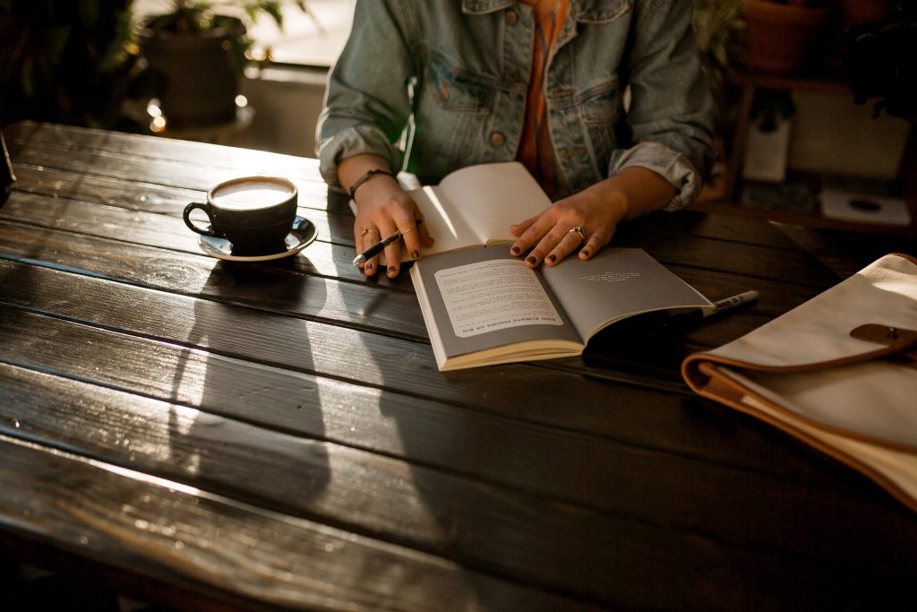 Associate Degree vs. Bachelor Degree: Which Is a Better Fit for You? 6 difference between associate and bachelor degree