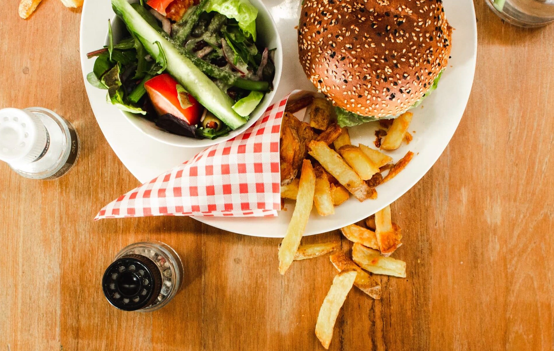 7 Things To Do While Studying In The U.S. 7 eat American food 1