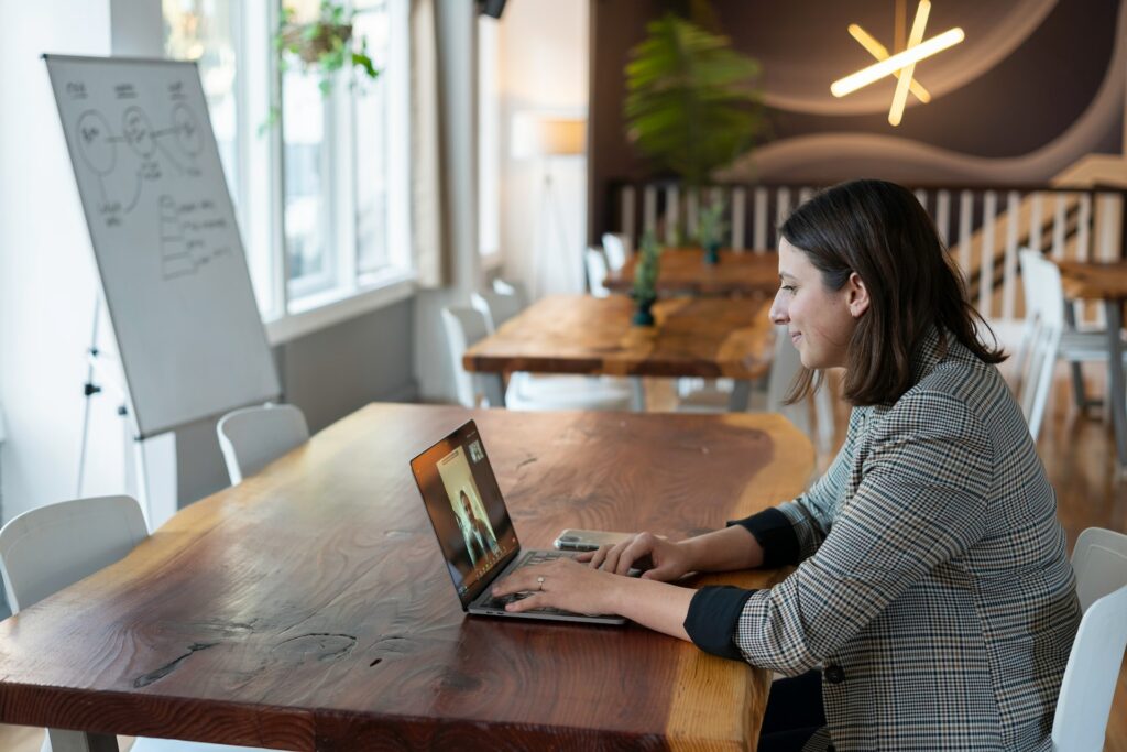 9 Benefits of Pursuing an Online Business Degree 5 it-helps-with-professional-advancement