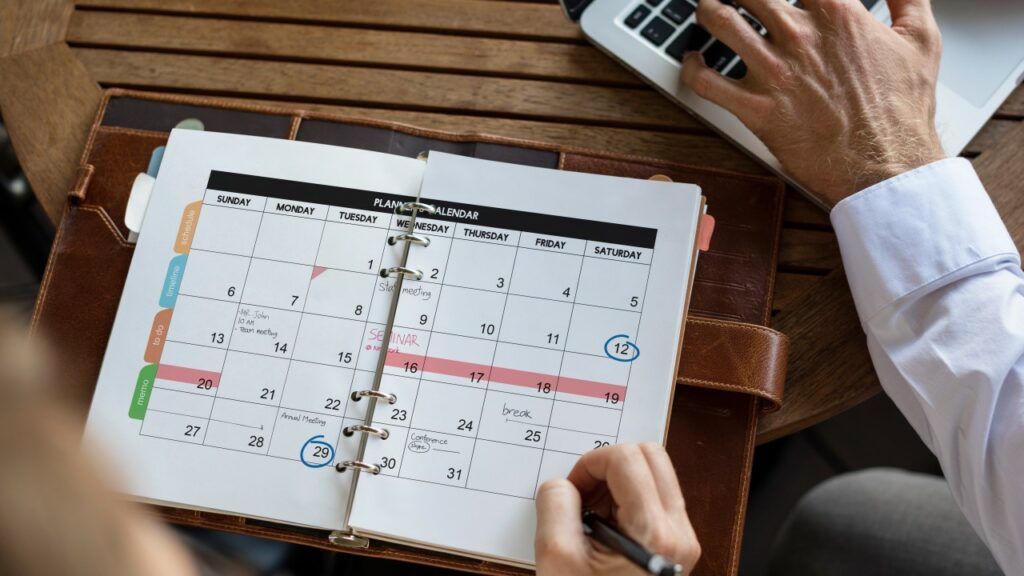 Non-Profit vs. For-Profit Colleges: Main Differences 10 schedules