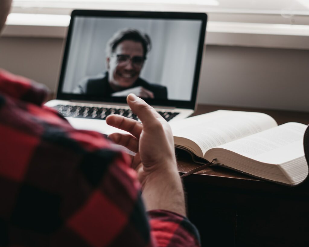 9 Benefits of Pursuing an Online Business Degree 4 there-is-closer-interaction-with-the-professors