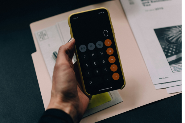 Why Studying in Your Hometown is the Smartest Financial Move in 2026 9 Student calculating university costs and budgeting to reduce student debt in 2026